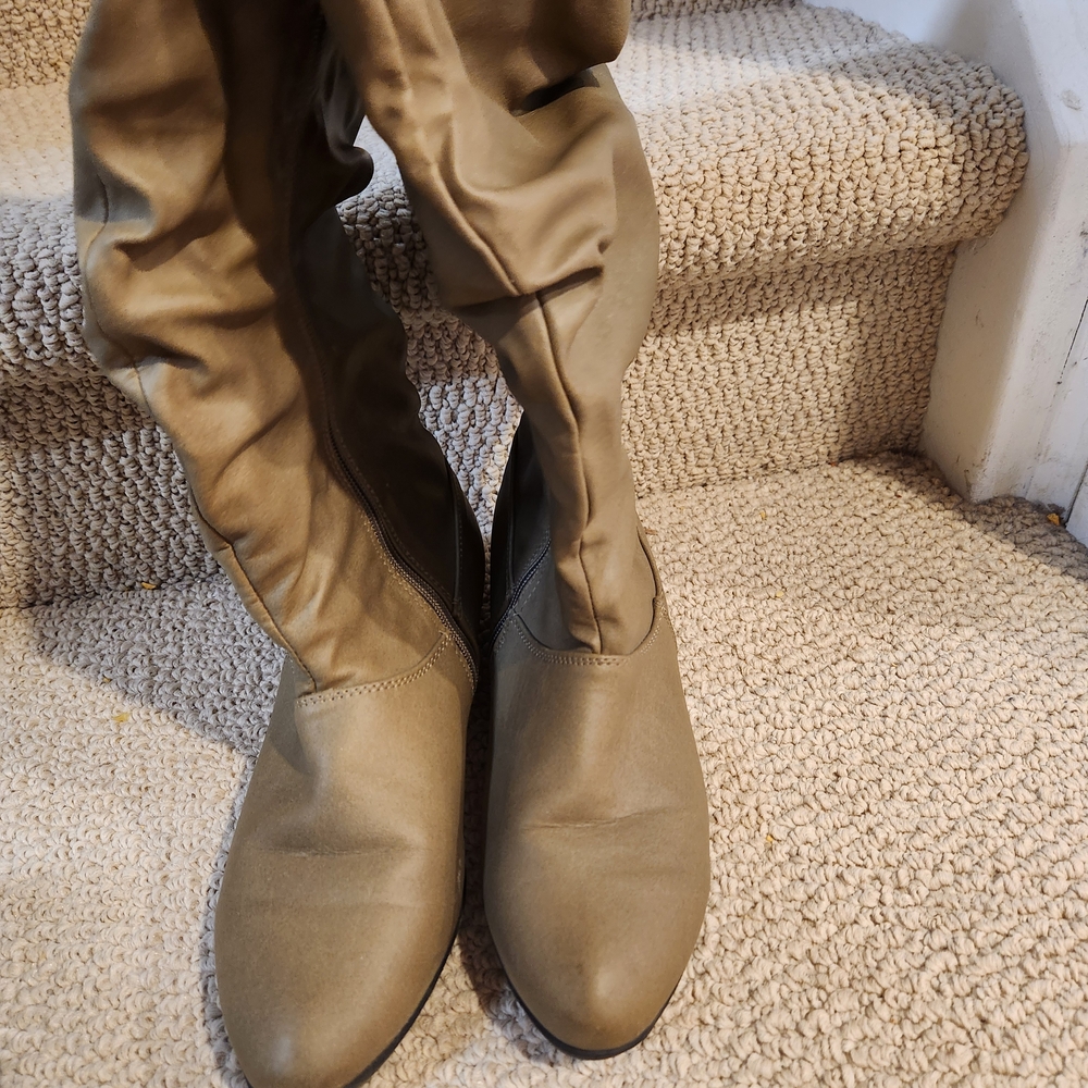 Stylish Tan Women's Boots Size 8